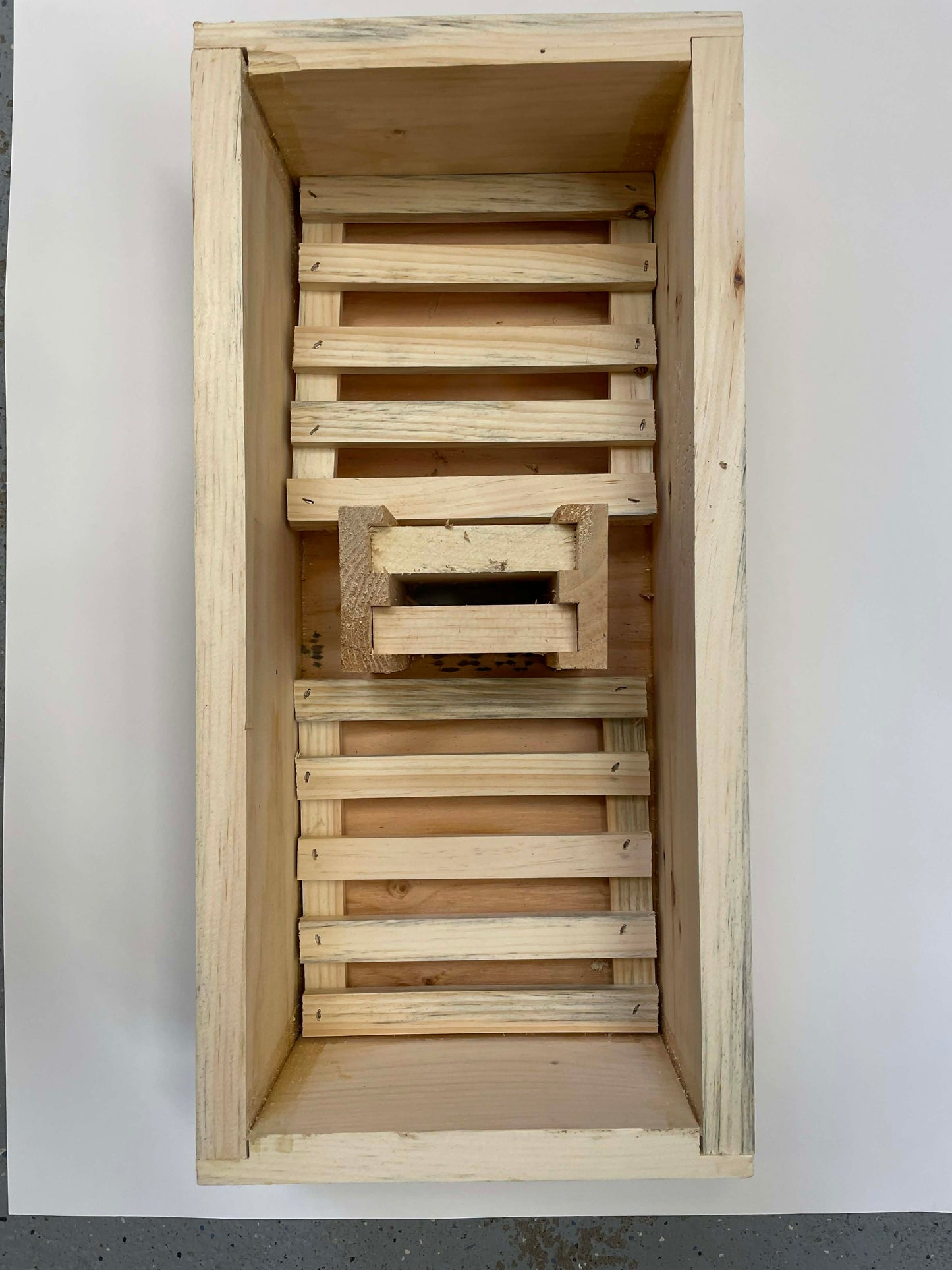 Nourrisseur de surface en bois
