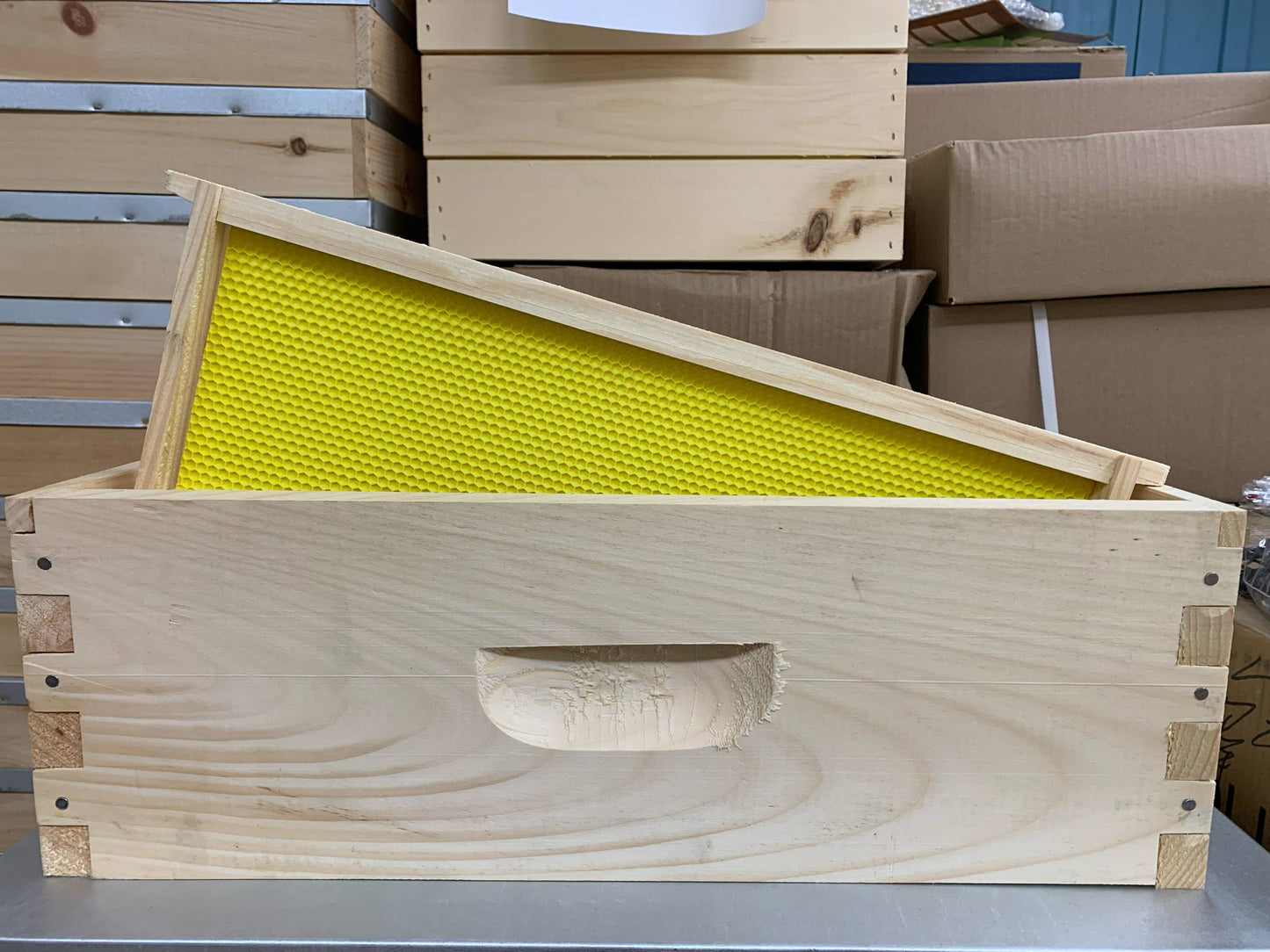 Hausse medium - Assemblée avec cadres en bois et fondation en plastique cirée