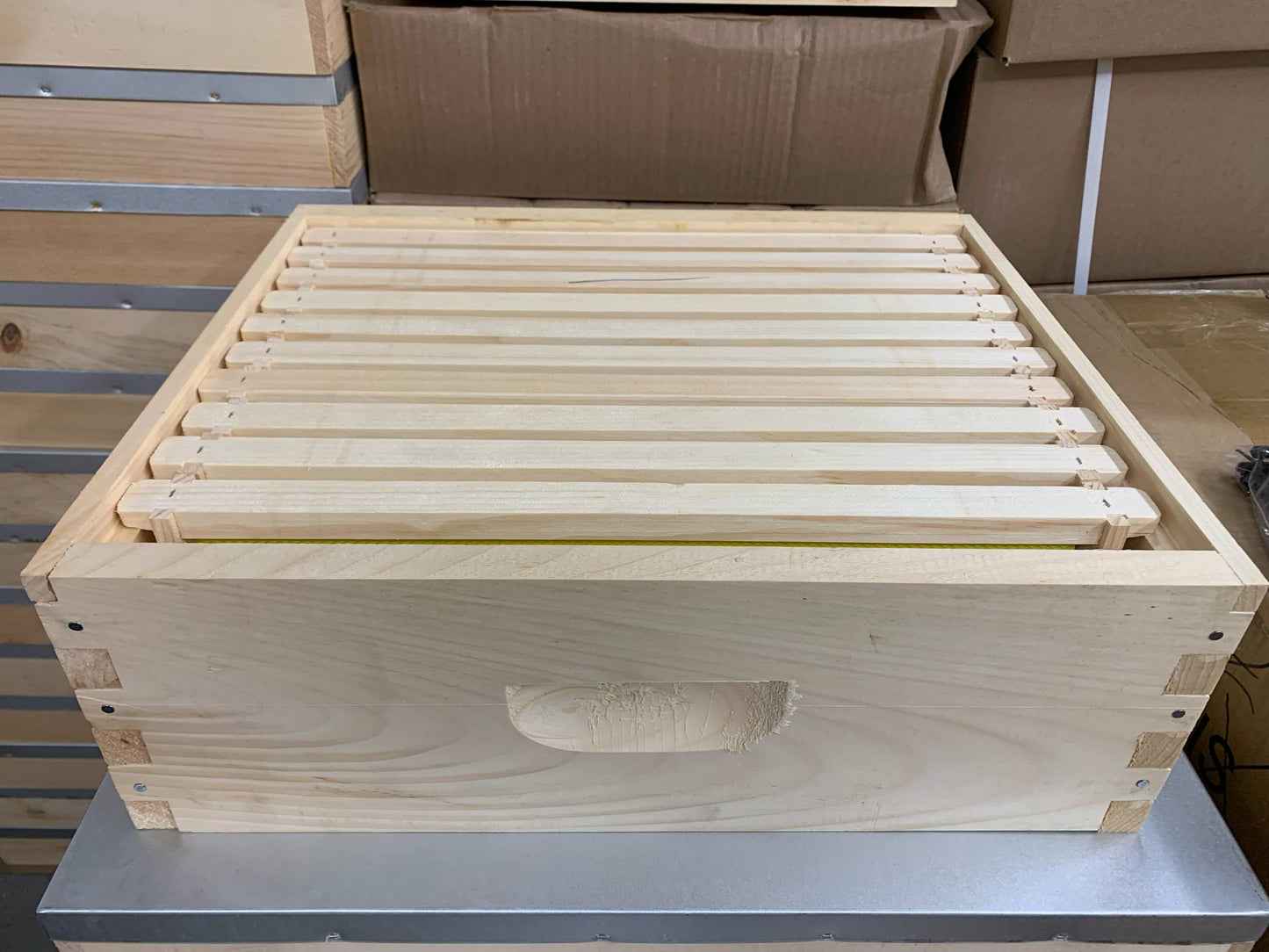 Hausse medium - Assemblée avec cadres en bois et fondation en plastique cirée