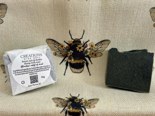Savon lait de brebis - Charbon actif et miel / Sheep milk soap - Activated Charcoal & Honey